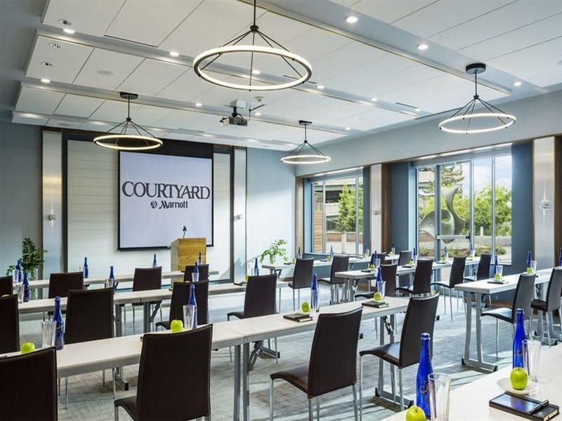ホテル Courtyard Burlington Harbor エクステリア 写真