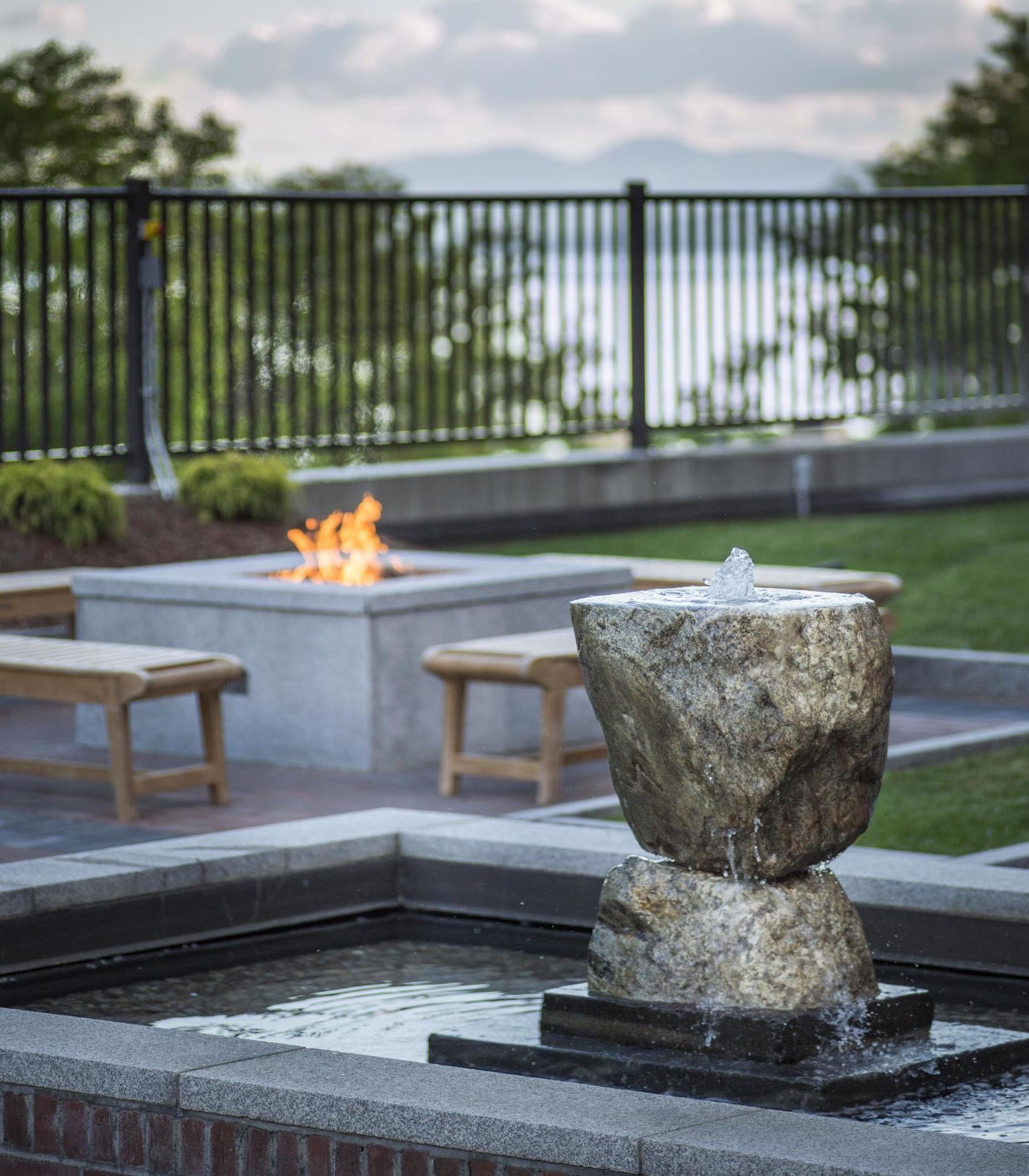 ホテル Courtyard Burlington Harbor エクステリア 写真