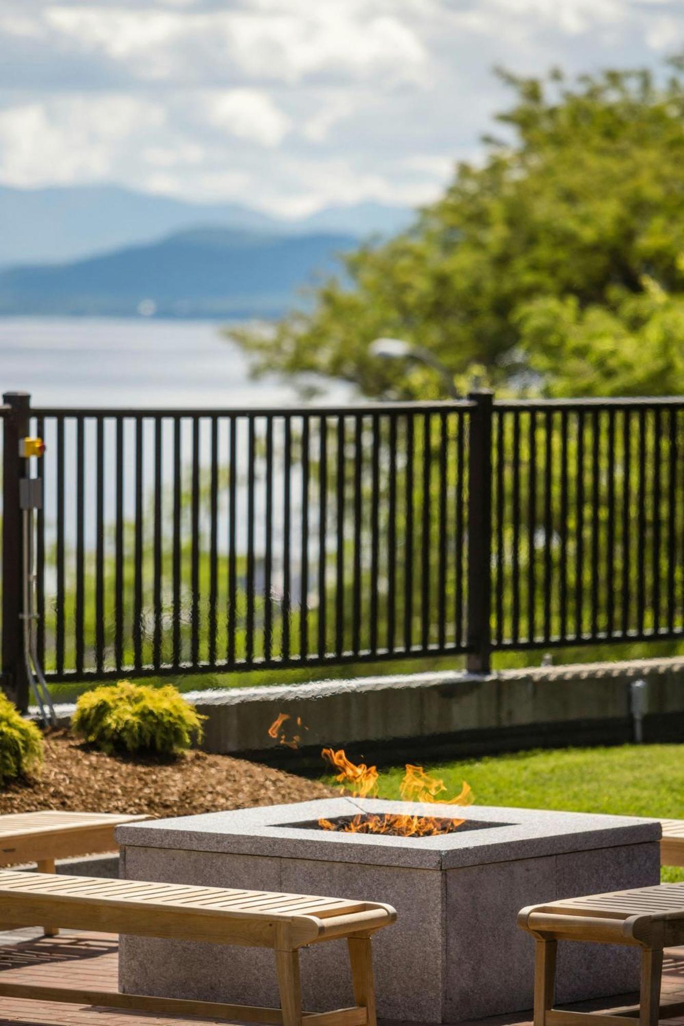 ホテル Courtyard Burlington Harbor エクステリア 写真