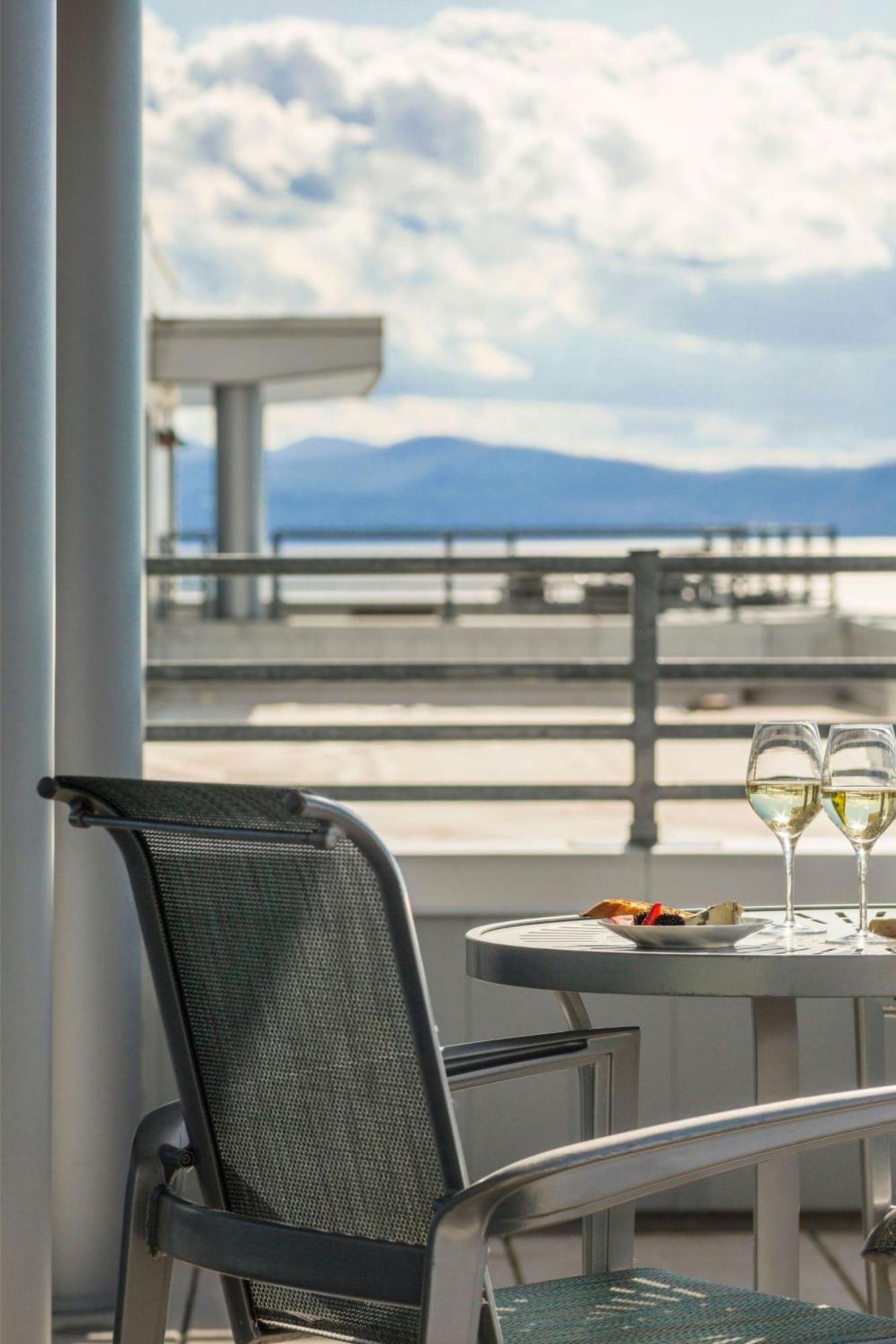 ホテル Courtyard Burlington Harbor エクステリア 写真