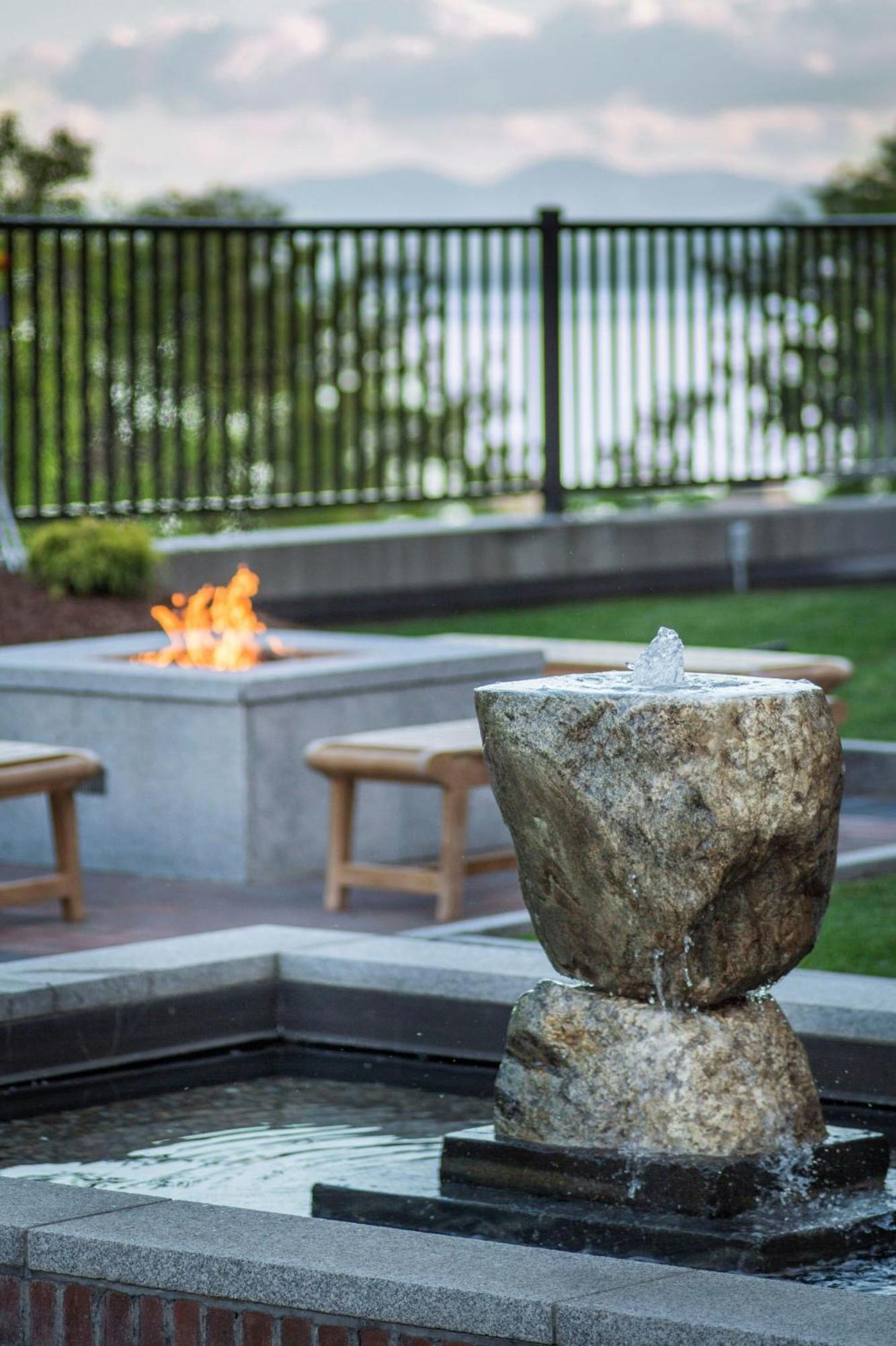 ホテル Courtyard Burlington Harbor エクステリア 写真