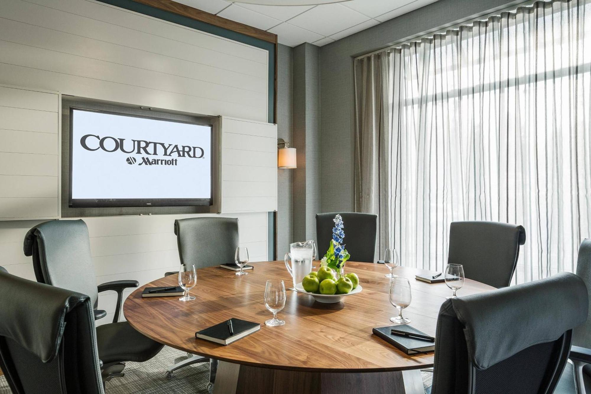 ホテル Courtyard Burlington Harbor エクステリア 写真
