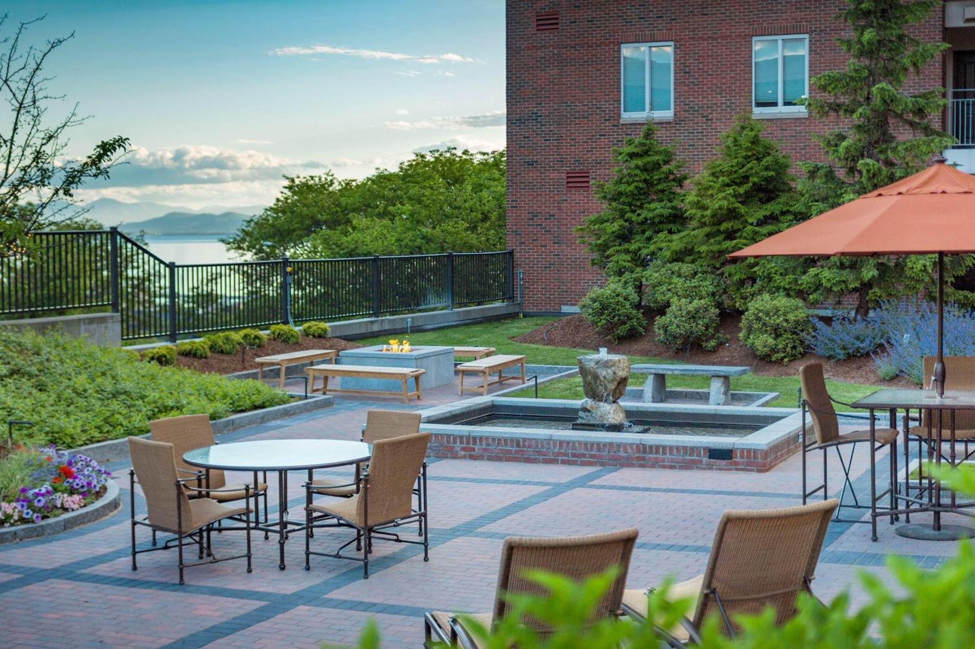 ホテル Courtyard Burlington Harbor エクステリア 写真