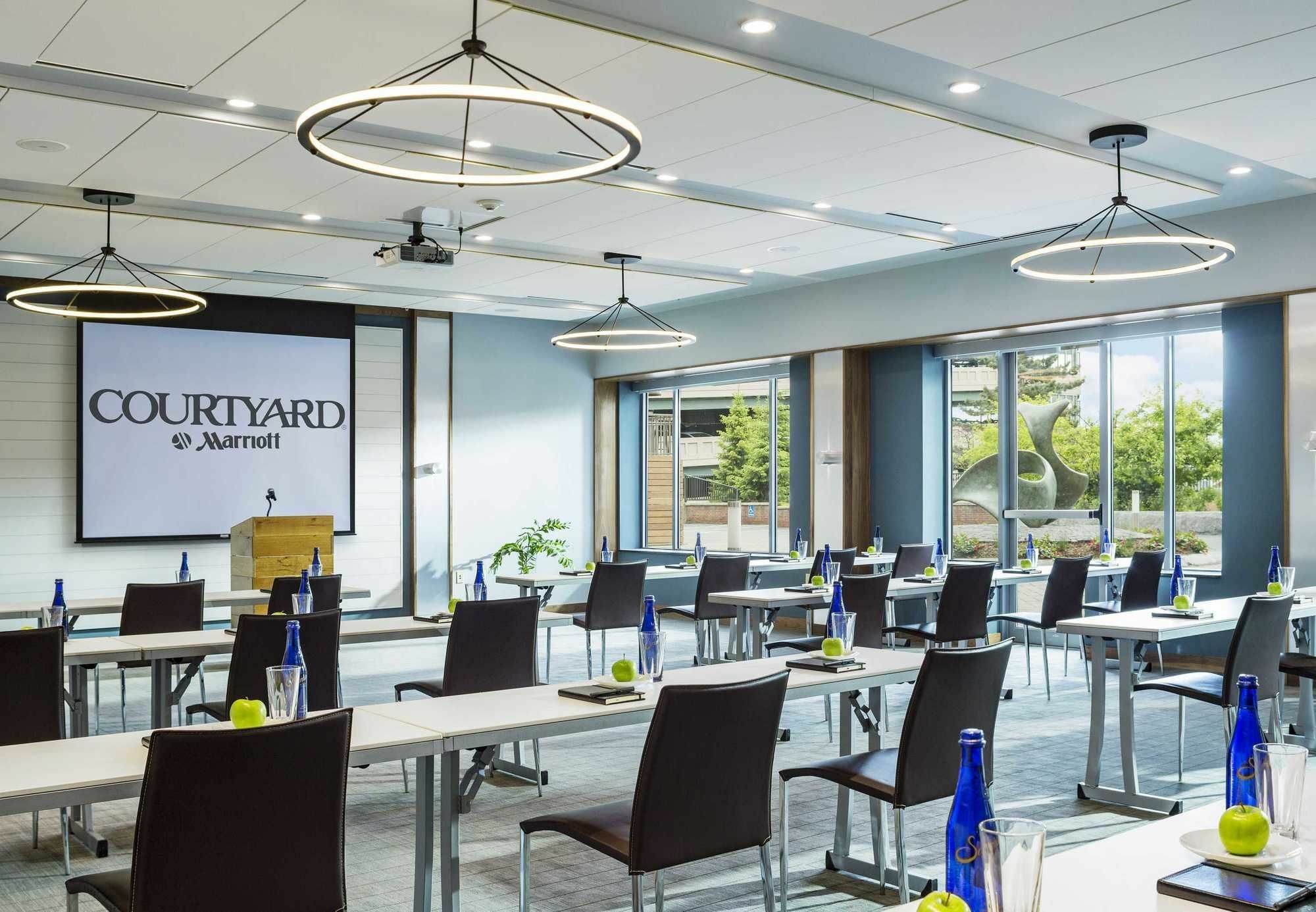 ホテル Courtyard Burlington Harbor エクステリア 写真